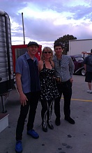 It's amazing who you happen to run into in the car park!.. Walter and Darrin of the Lincolns meet La Raine in skelly tights.