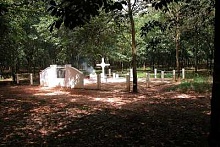 Click image for larger version

Name:	800px-The_Memorial_Cross_in_the_Long_Tan_rubber_plantation s.jpg‎
Views:	141
Size:	21.3 KB
ID:	2841